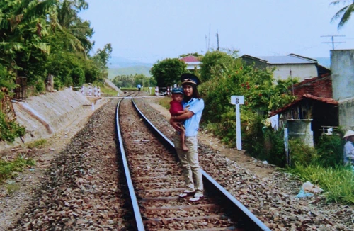 Thưởng “nóng” nữ nhân viên đường sắt cứu em bé