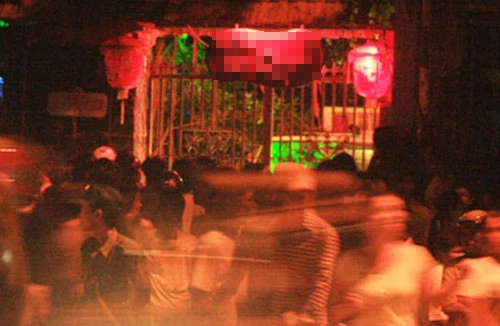 Phát hiện người đàn ông chết trong nhà vệ sinh quán karaoke