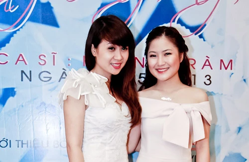 Hương Tràm rạng rỡ ngày ra mắt MV đầu tay