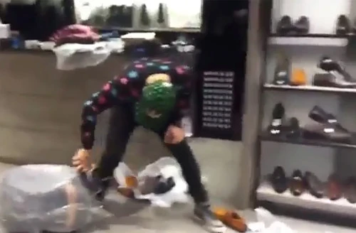 Choáng váng với trò bọc kín bạn gái trong túi nilon và "hành hạ"