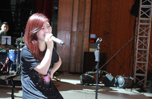 Hương Tràm mang "Ngại ngùng" đến Lễ trao giải Cống hiến