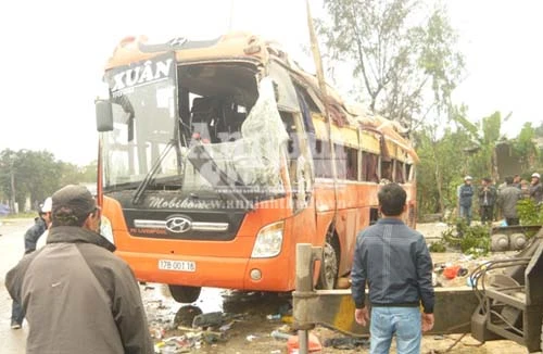 Lật xe khách, hàng chục hành khách về quê ăn Tết phải nhập viện