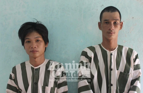 Trộm đột nhập quán cà phê, bê nguyên tủ gỗ đựng tiền