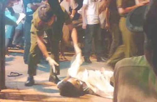 Đang truy lùng gã anh rể bỗng dưng dùng dao đâm chết em vợ