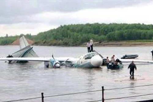 Máy bay Iran rơi, 45 người thiệt mạng