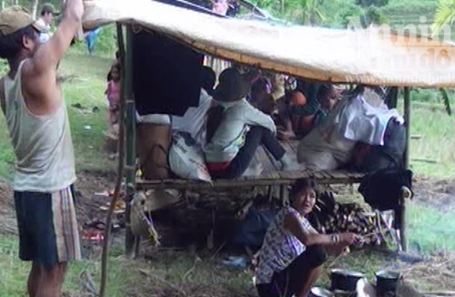 Sợ động đất, người dân bỏ làng lên núi trốn 