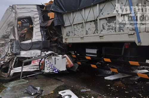 Xe tải nổ lốp, lao thẳng vào xe khách, 5 người thương vong