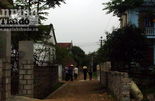 Đau lòng bé trai 5 tuổi bị máy xúc cuốn vào bánh xích chết thảm