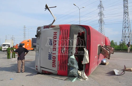 Xe đầu kéo húc xe khách bay xa 40m, 40 người nhập viện
