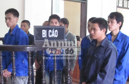 Dùng cán cuốc đánh vỡ sọ đối thủ giữa ban ngày