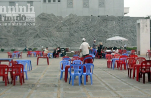 Nhếch nhác tại tượng đài chiến thắng Điện Biên Phủ