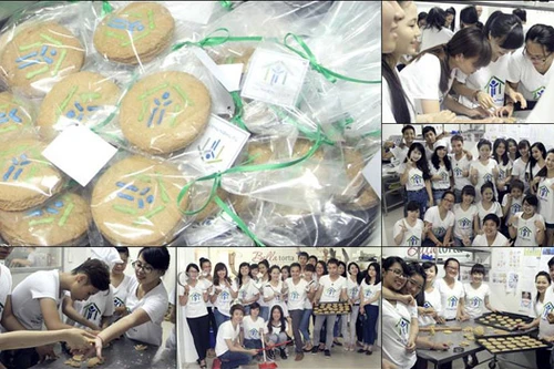 Hàng chục bạn trẻ tự tay làm bánh dành tặng trẻ em nghèo