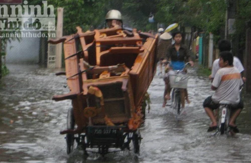 Huế: Mưa lớn, nhiều tuyến đường bị ngập