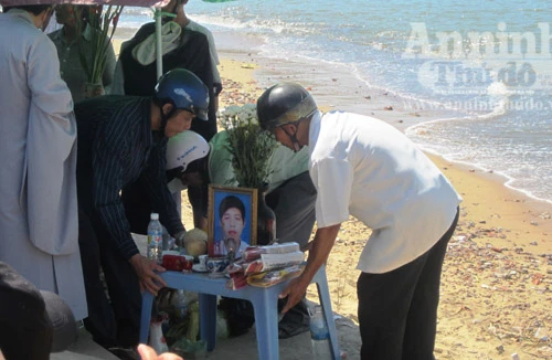 Tắm biển, nam sinh lớp 11 bị sóng cuốn trôi