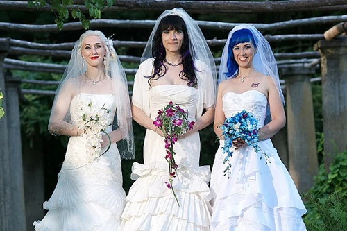 Ba phụ nữ đồng tính đầu tiên trên thế giới kết hôn