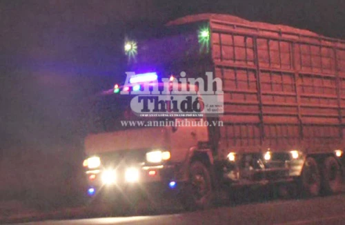 Xe chở dăm gỗ không phủ bạt, phóng rầm rầm trong đêm