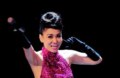 “Yêu mình anh” soán ngôi quán quân đầy ngoạn mục