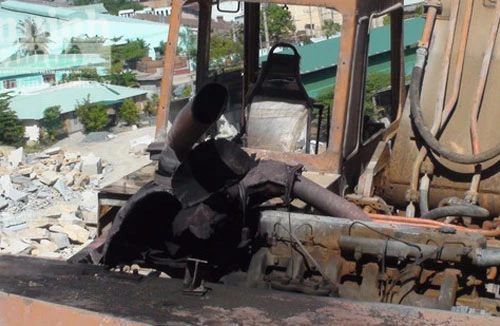 Đang san lấp mặt bằng, xe máy xúc bỗng dưng phát nổ