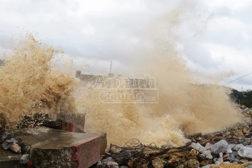 Bờ kè khu du lịch Đồ Sơn tan hoang sau bão