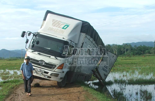 Tẩu tán gỗ, xe tải suýt lật nhào xuống ruộng