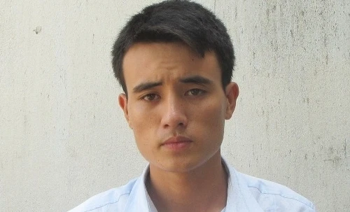 Tước quân tịch một Thượng sỹ cảnh sát