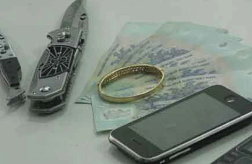 Dùng dao khống chế người đi đường, cướp tài sản