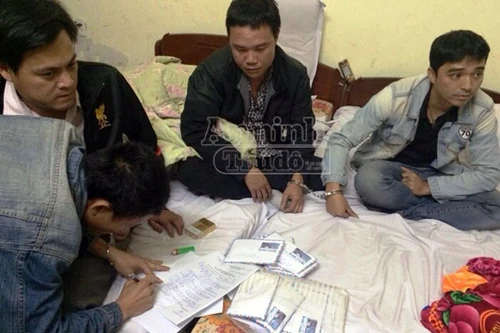 Bắt 4 tài xế đánh bạc ngay tại bến xe khách