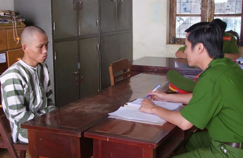 Trộm giấy tờ xe ô tô rồi đòi tiền chuộc