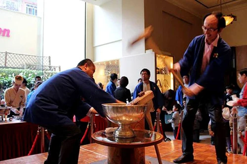 Tái hiện lễ giã bánh dày Mochi Nhật Bản tại Hà Nội