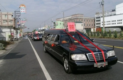 Đám cưới kì quặc: Chọn ngày xấu, rước dâu bằng...xe tang!