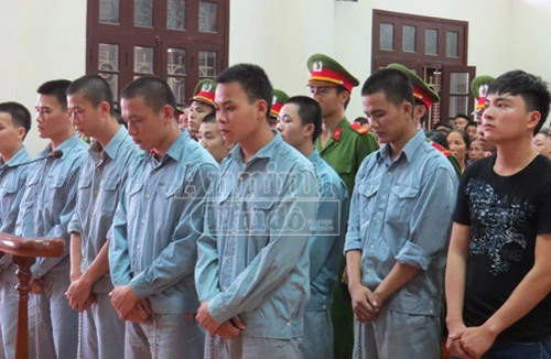 "Đại ca" mang súng "làm cỏ" đối thủ, bố bị chém chết, con nhận án tù