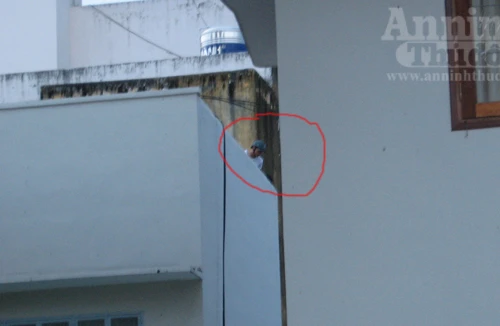 Leo lên tầng thượng để dọa… công an