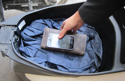 Khách vào uống nước, chủ quán cậy cốp xe, trộm 65 triệu đồng