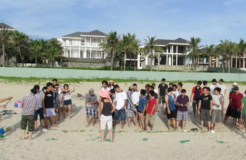 Bắt đối tượng ném cát vào mặt du khách, cướp tài sản