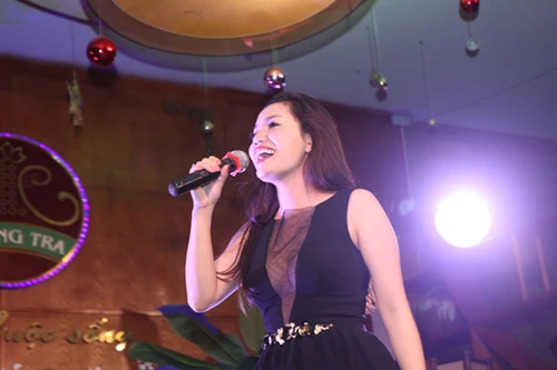 Ngọc Anh diện váy xẻ V táo bạo khoe vòng 1 hững hờ