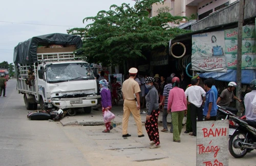Ô tô chở bình gas đối đầu xe máy 