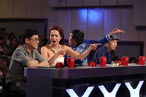 Trai đẹp xin phép... "lột đồ" khiến Thúy Hạnh mắt tròn, mắt dẹt