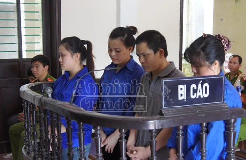 Hám lời, mẹ dụ con gái đi buôn ma túy