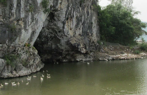 Chèo thuyền dạo chơi trên hồ, 3 cậu cháu chết đuối thương tâm