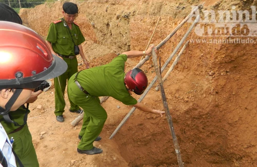 Đào móng nhà, hai người bị vùi lấp