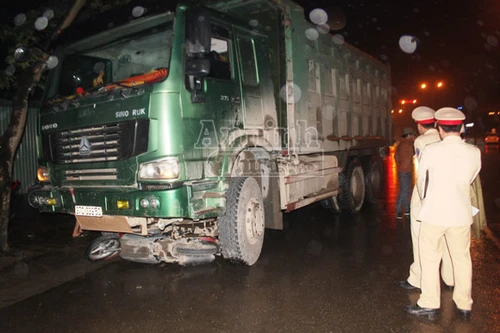 Xe tải cuốn xe máy vào gầm, 1 phụ nữ chết thảm