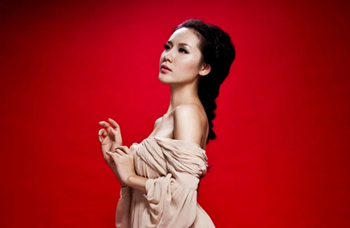 Phương Linh lần đầu ngồi "ghế nóng"