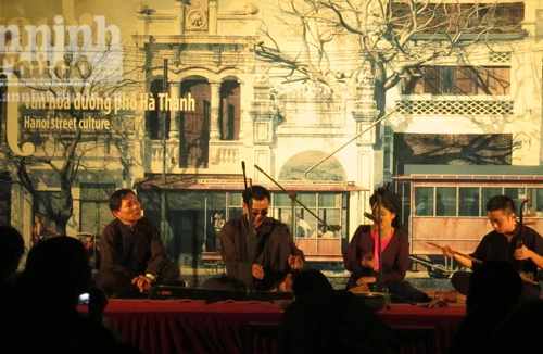 Xẩm tàu điện "tái xuất" sau 20 năm vắng bóng