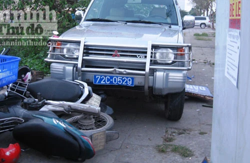 Ô tô biển xanh mất lái lao thẳng vào quán nhậu bên đường