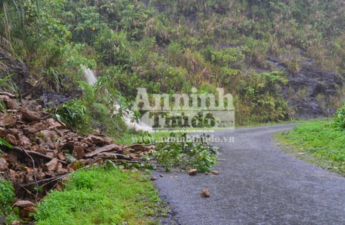 Xuất hiện các điểm sạt lở núi trên tuyến đường Tây Trà