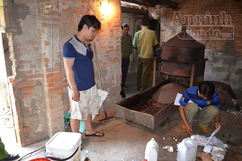 Đột kích cơ sở sản xuất cà phê giả trong ngôi nhà hoang