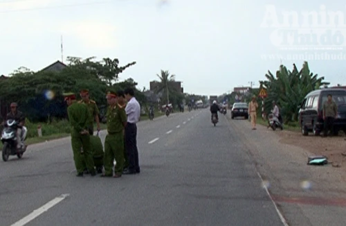 Xe không đèn lao trong đêm gây tai nạn, 4 người thương vong