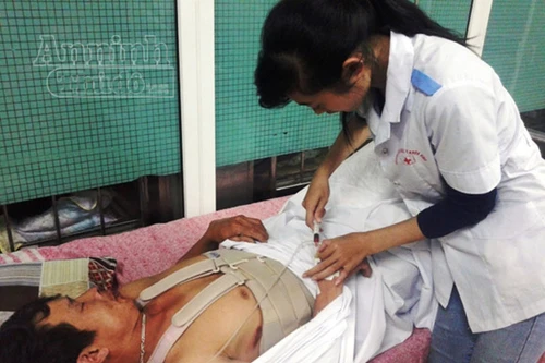 Sập giàn giáo, 5 người thương vong