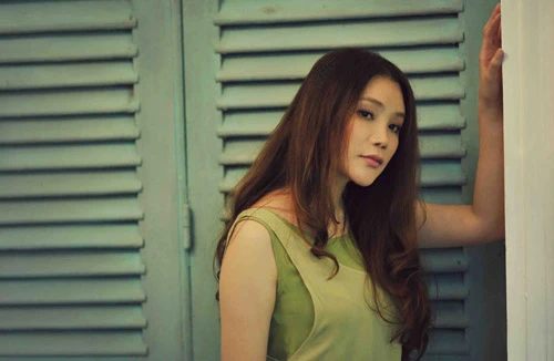 Hồ Quỳnh Hương tĩnh lặng bên cửa gỗ