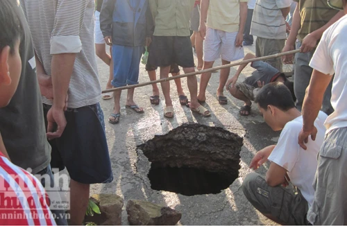  Xuất hiện sông ngầm trên đường quốc lộ